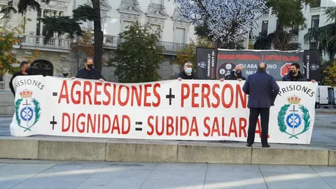 Funcionarios de prisiones, esta mañana, frente al Congreso