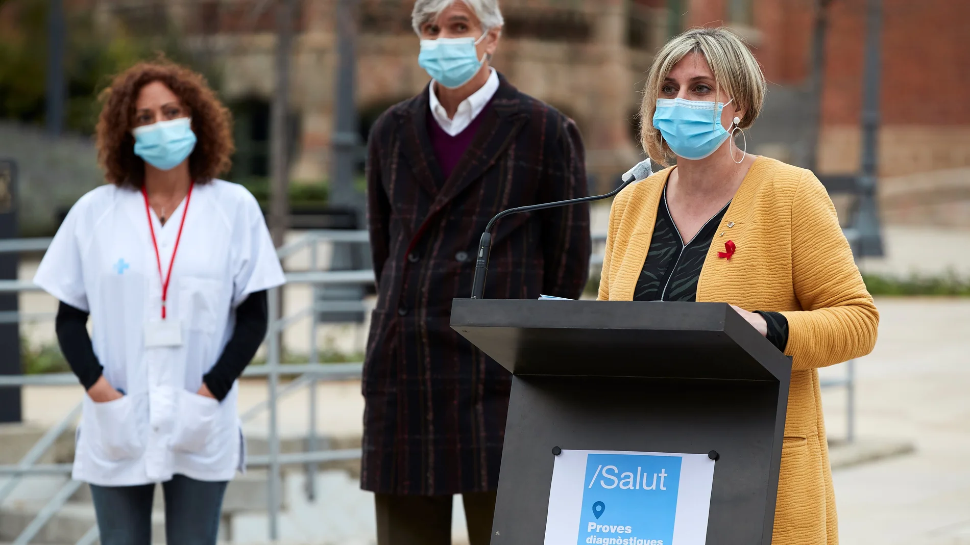 GRAFCAT5380. BARCELONA, 01/12/2020.- La consellera de Salud, Alba Vergés, y el secretario de Salud, Josep Maria Argimon (i), tras visitar el dispositivo de cribado masivo que se ha instalado en el Recinto Modernista de Sant Pau de Barcelona, donde han anunciado que esperan hacer un mínimo de 2.000 test diarios en los cuatro puntos habilitados esta semana en Barcelona. EFE/Alejandro García.