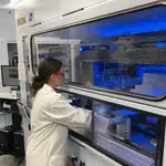 Una empleada de Pfizer trabaja en la vacuna contra la Covid en el laboratorio de Pearl River, Nueva York.