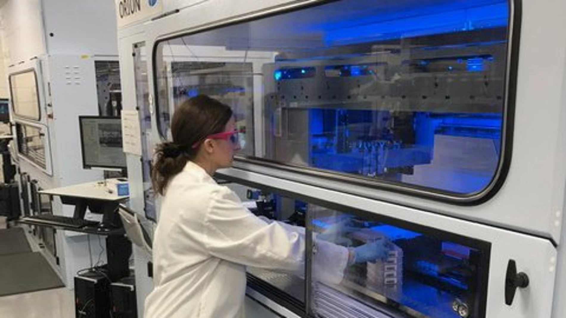 Una empleada de Pfizer trabaja en la vacuna contra la Covid en el laboratorio de Pearl River, Nueva York.