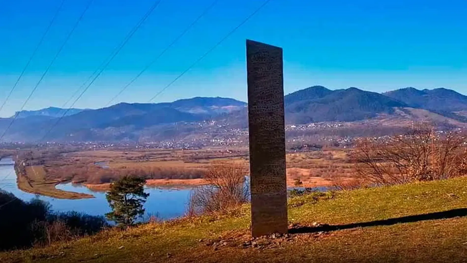 El monolito descubierto en Rumanía es un pilar triangular metálico brillante de casi 4 metros de altura con un patrón cíclico tallado en sus tres caras.