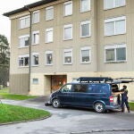 La Policía sueca inspecciona el piso de la calle Haninge, en el centro de Estocolmo, donde una mujer mantuvo encerrado a su hijo durante años