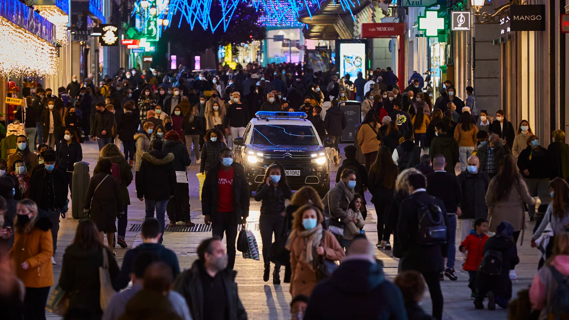 Ambiente en las calles y comercios del centro de Madrid el día en el que se celebra el Ciber Monday.