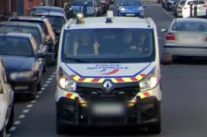 La doble peineta de un policía francés en una foto de Google Maps que se ha hecho viral