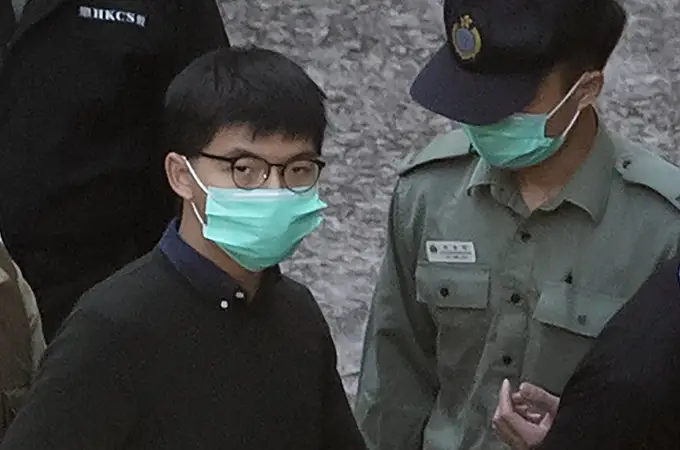 El activista hongkonés Joshua Wong, condenado a 13 meses y medio de prisión