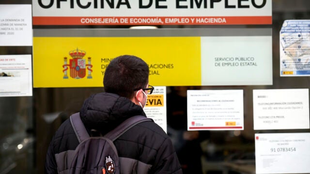 Un hombre mira el cristal de una oficina de empleo