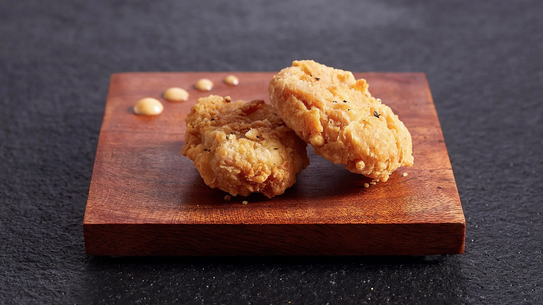 Pequeños bocaditos de pollo rebozado que serán el primer producto disponible en el mercado de Singapur elaborados a través de células animales cultivadas en laboratorio, además de migajas de pan y proteína vegetal, por la empresa emergente estadounidense Eat Just