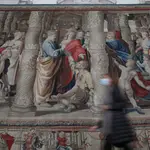 «La curación del paralítico», una reedición del original que Rafael diseñó para la Capilla Sixtina, es uno de los tapices que adornan los pasillos del Palacio Real de Madrid
