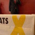 El ex presidente de la Generalitat, Joaquìn Torra, con la pancarta que entregó al Museo Nacional de Cataluña