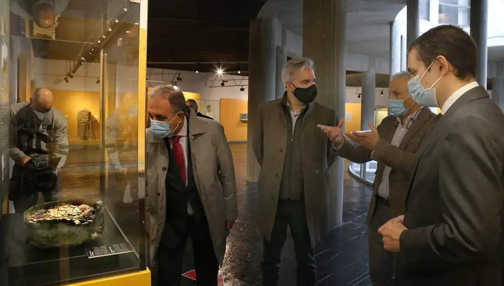 El viceconsejero de Cultura Raúl Fernández Sobrino (D) viita el museo de Palencia, en la imagen junto al tesoro de Valsadornín, atiende a las explicaciones del director Javier Pérez (2D)