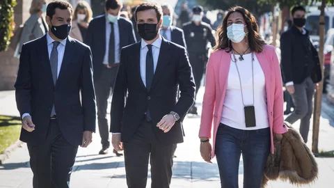 El presidente del Partido Popular, Pablo Casado (c), camina junto al presidente del PP-A y jefe del Ejecutivo regional, Juanma Moreno, y la secretaria general del PP-A, Loles López, a su llegada hoy a Sevilla