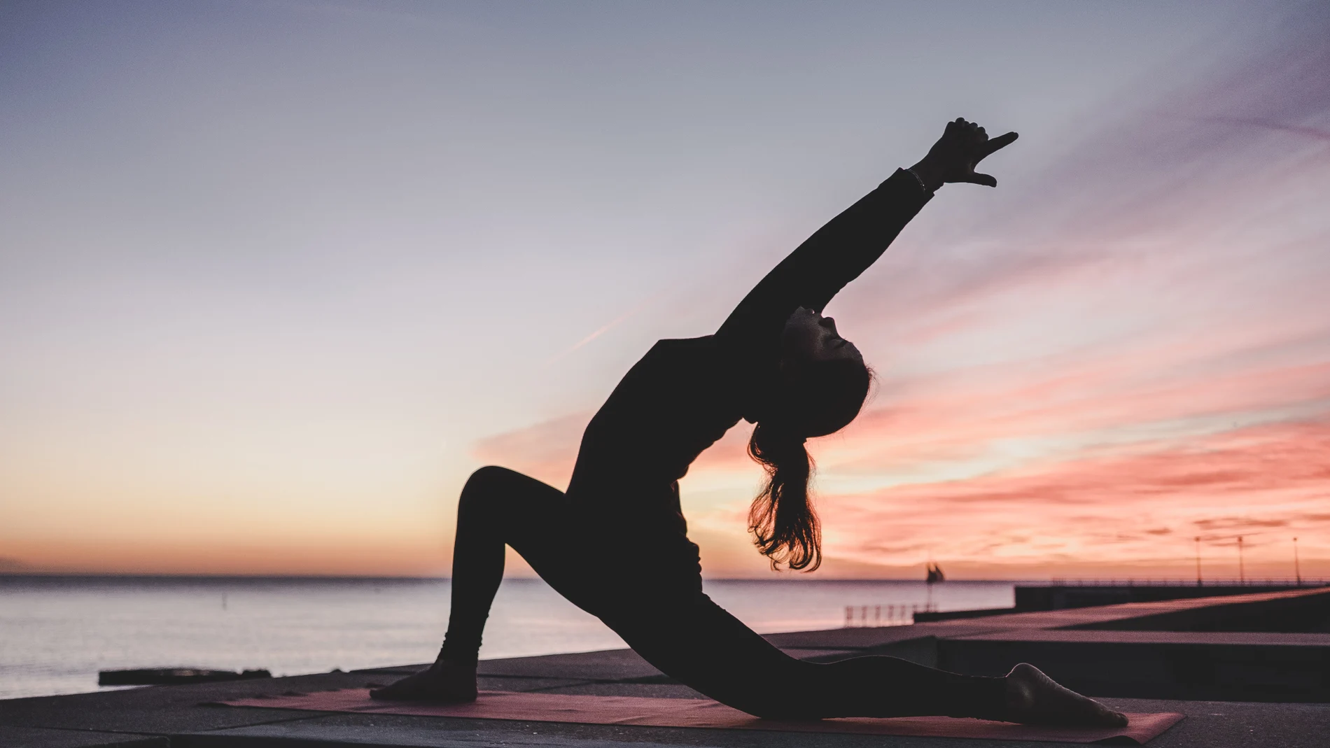 En la imagen, una mujer practicando yoga.