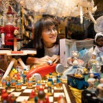 Eugenia Pujol, de 35 años, en su juguetería "Fabre" de Barcelona