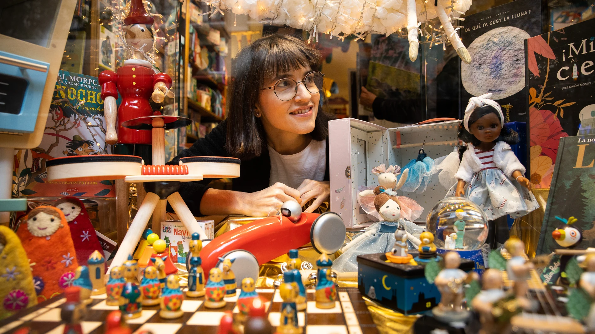 Eugenia Pujol, de 35 años, en su juguetería "Fabre" de Barcelona