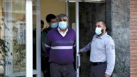 Miembros de la Guardia Civil detienen a un hombre acusado del apuñalamiento de la jueza María Sonsoles Sanchidrián en Segovia