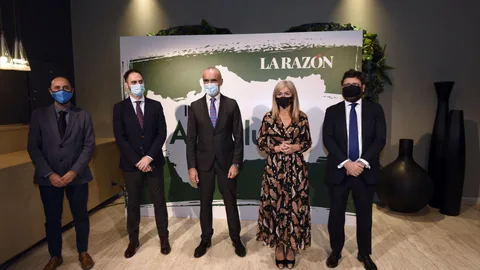 Javier Menéndez, Pepe Lugo, Antonio Muñoz, Patricia del Pozo y Francisco Hiraldo, ayer en Sevilla en la entrega de los II Premios Andalucía de LA RAZÓN