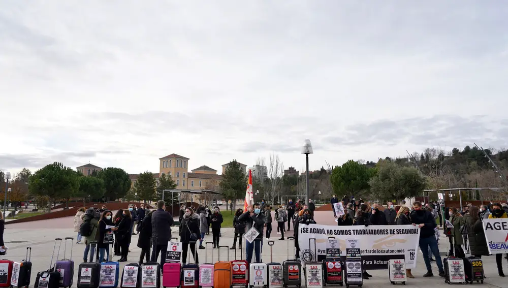 Protesta del sector de las agencias de viaje frente a las Cortes
