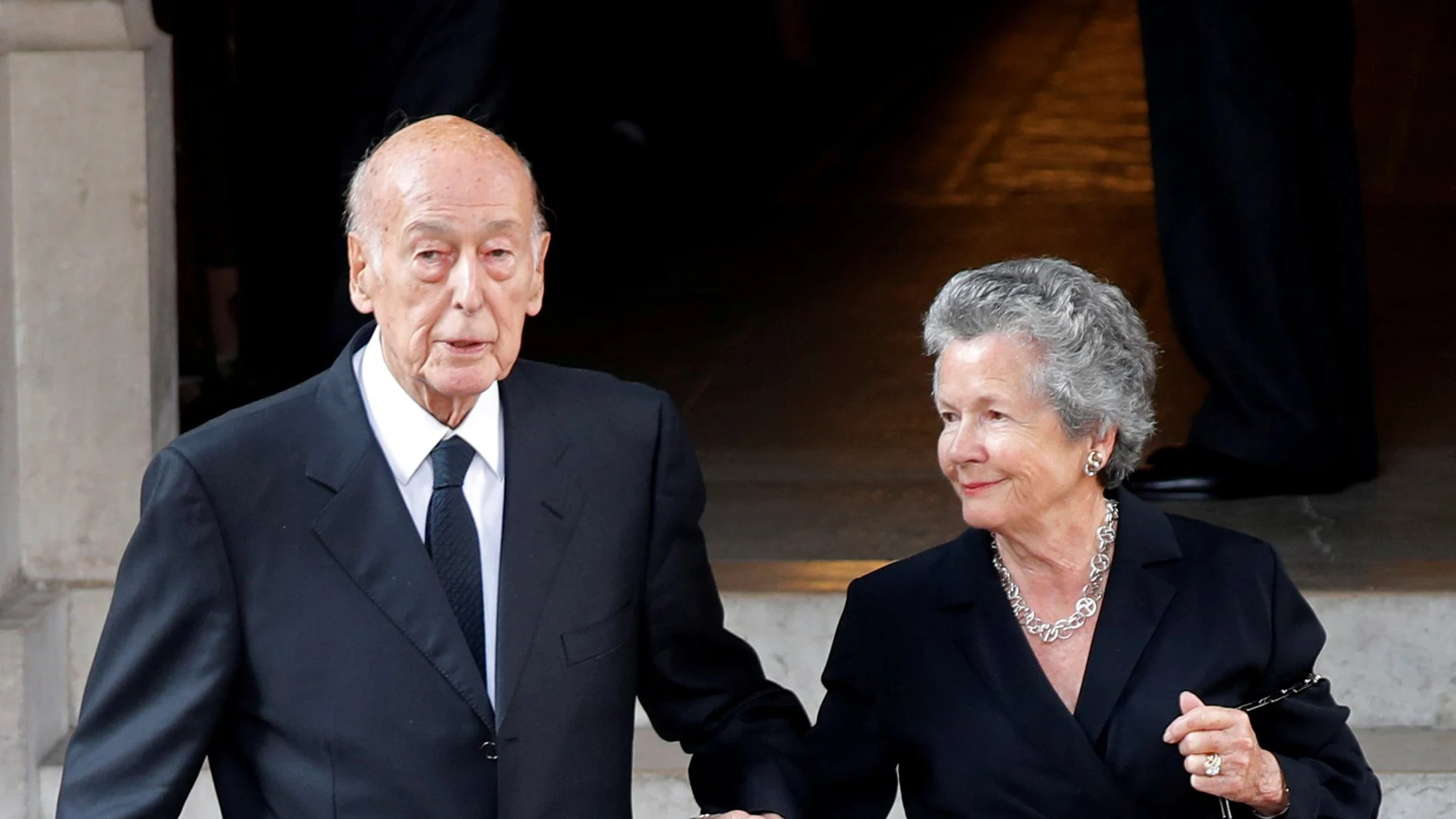 Valery Giscard d'Estaing (i) y su mujer Anemone (d). REUTERS/Charles Platiau/File Photo