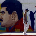 Un mural de Nicolás Maduro en una calle de Venezuela