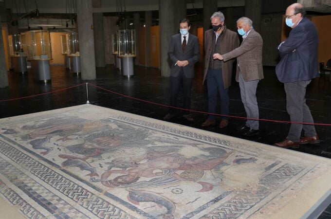 El viceconsejero de Cultura Raúl Fernández Sobrino (I) visita el museo de Palencia, en la imagen junto al mosaico de Océano y la Nereidas, atiende a las expllicaiones del director del museo, Javier Pérez (2D)