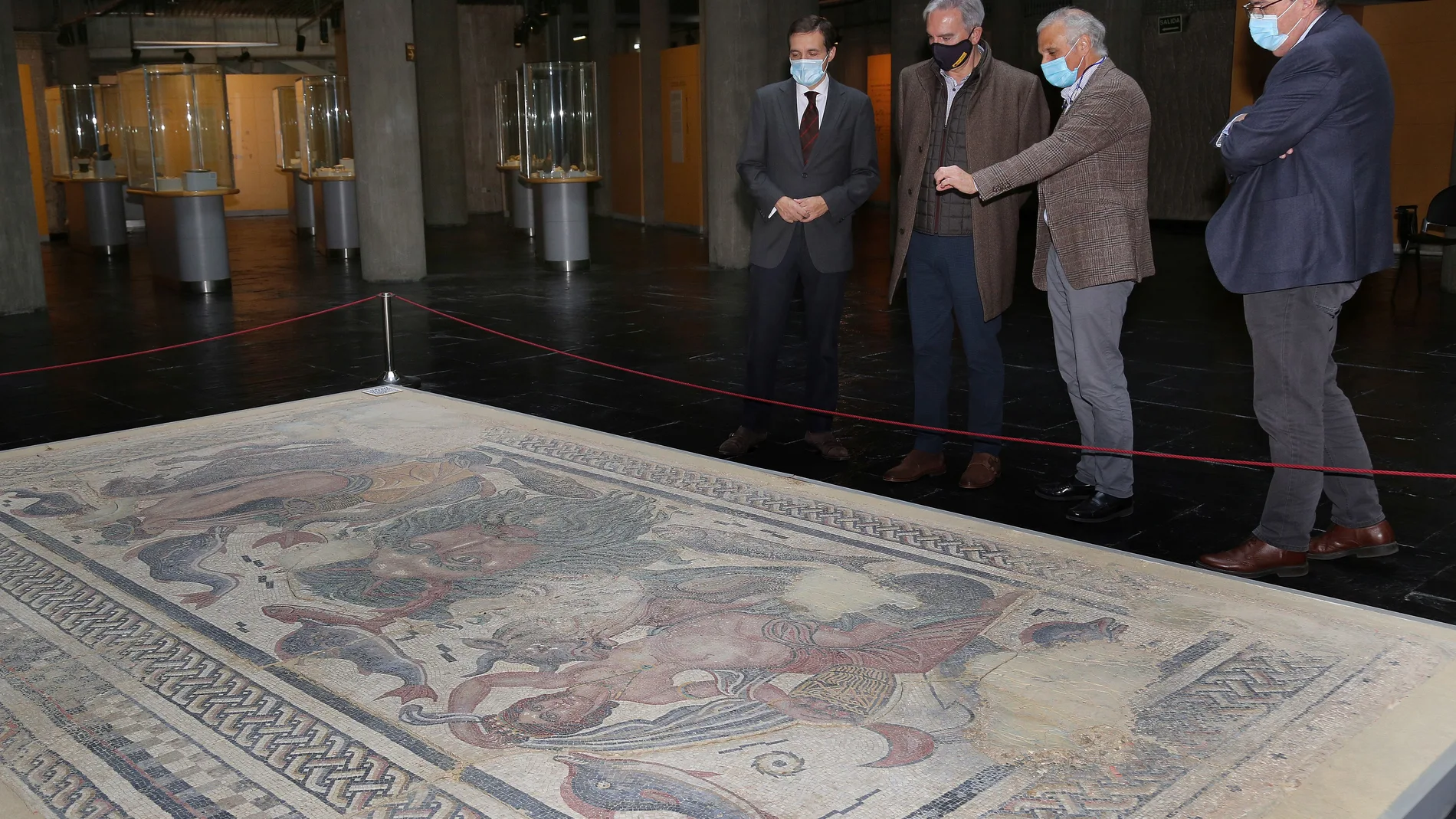 El viceconsejero de Cultura Raúl Fernández Sobrino (I) visita el museo de Palencia, en la imagen junto al mosaico de Océano y la Nereidas, atiende a las expllicaiones del director del museo, Javier Pérez (2D)