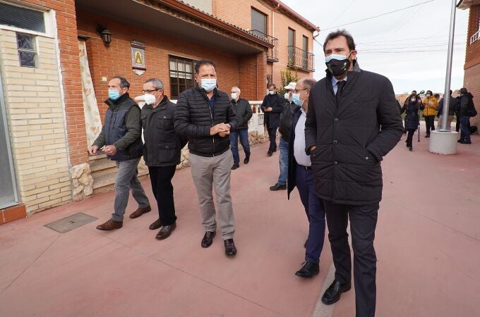El alcalde de Valladolid, Óscar Puente, visita las obras de urbanización en la calle de los Majuelos en Puente Duero