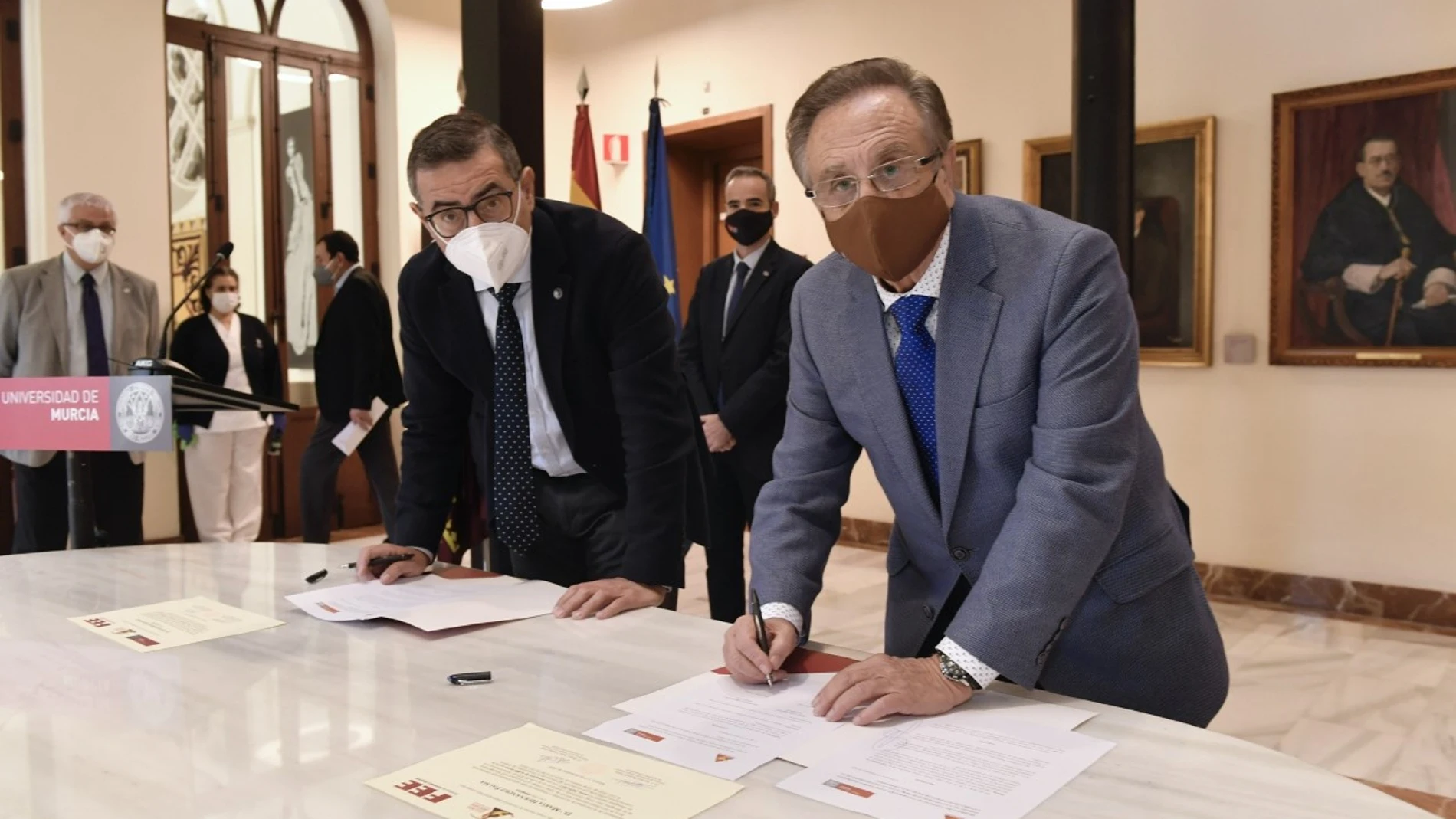 El rector de la Universidad de Murcia, José Luján, y el presidente de Grupo Fuertes, Tomás Fuertes