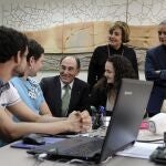 El presidente de Iberdrola, José Ignacio Sánchez Galán, con un grupo de jóvenes