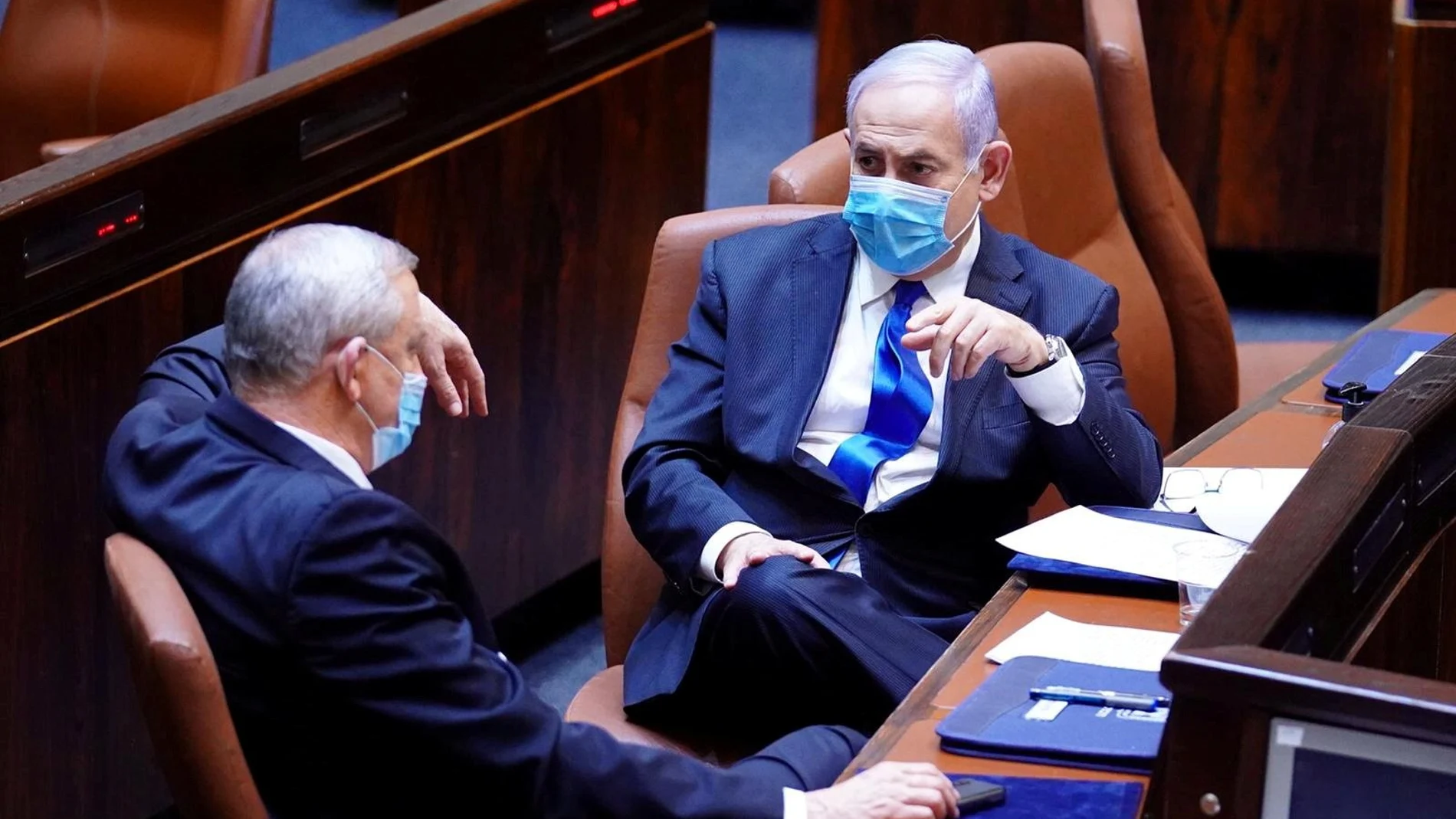 El "premier" israelí, Benjamin Netanyahu, y el ministro de Defensa, Benny Gantz, en el Parlamento