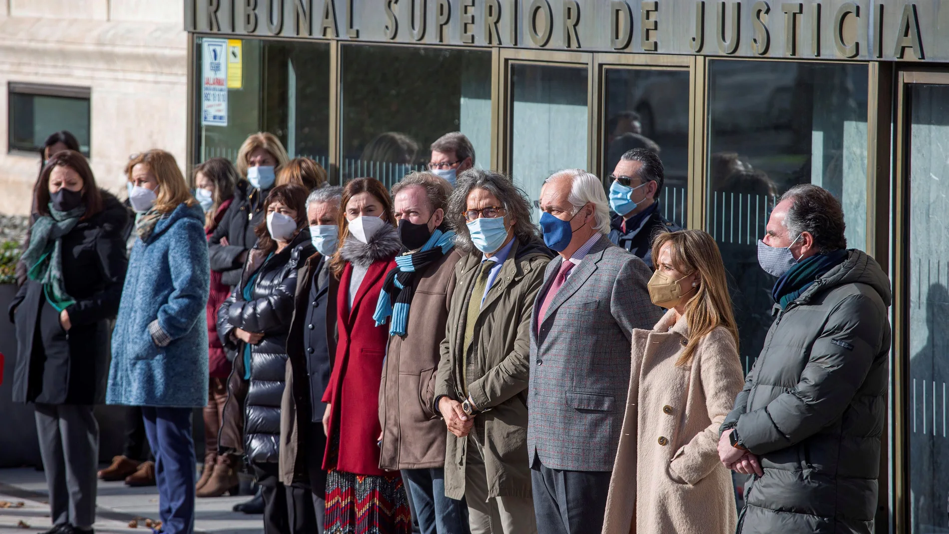 BURGOS, 02/12/20. Los jueces y fiscales de Burgos se han concentrado a las puertas del TSJ de Castilla y León, hoy miércoles para condenar el apuñalamiento de María Sonsoles Sanchidrián, jueza titular de Santa María la Real de Nieva, Segovia.-EFE/Santi Otero