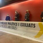 Torra en el momento de donar la pancarta al Museo de Historia de Cataluña