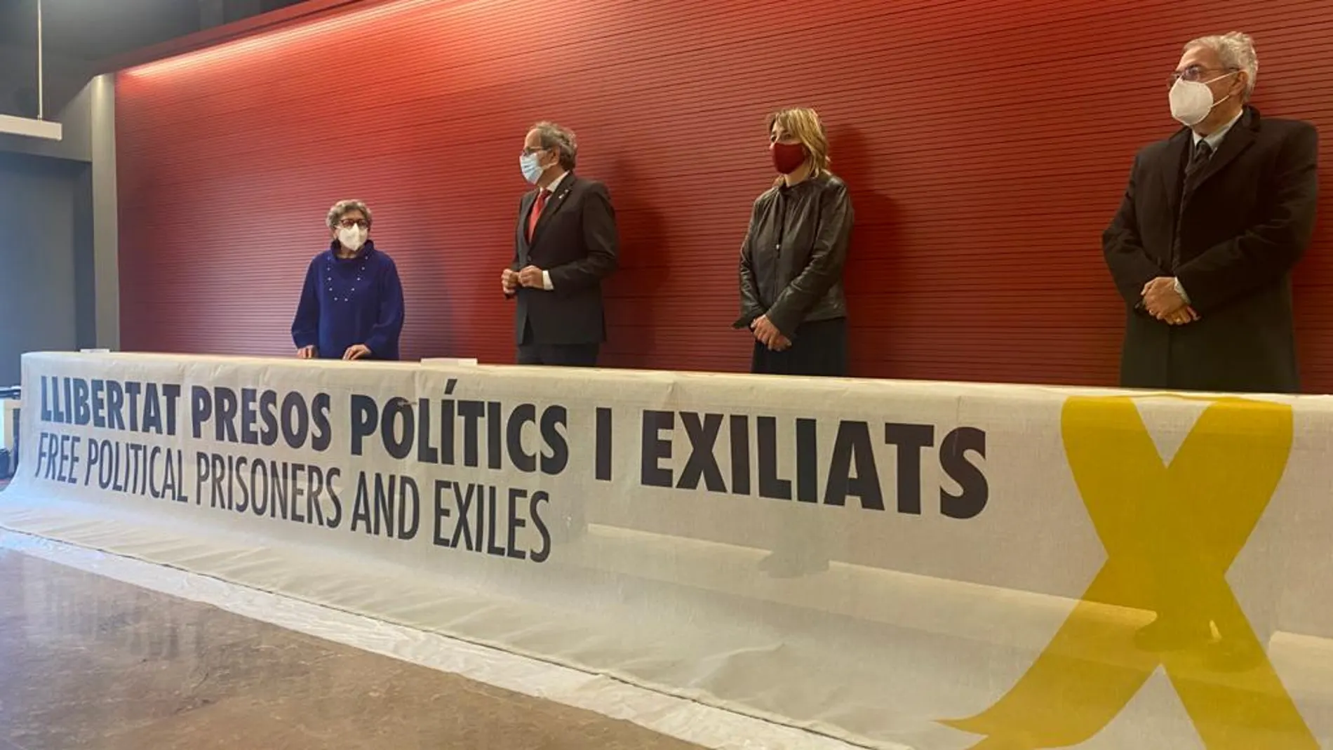 Torra en el momento de donar la pancarta al Museo de Historia de Cataluña