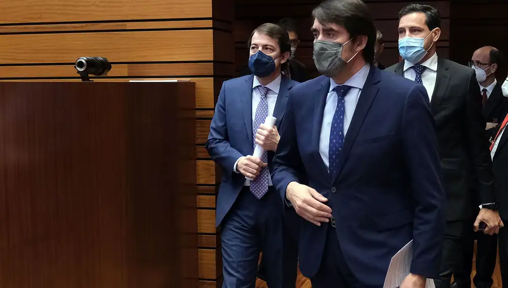El presidente Fernández Mañueco, el consejero Suárez-Quiñones y elportavoz del PP en las Cortes, Raúl de la Hoz entran al hemiciclo