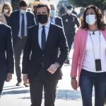 El presidente de Andalucía, Juanma Moreno junto al líder del PP Pablo Casado y la secretaria general del PP-A, Loles López, ayer en Sevilla