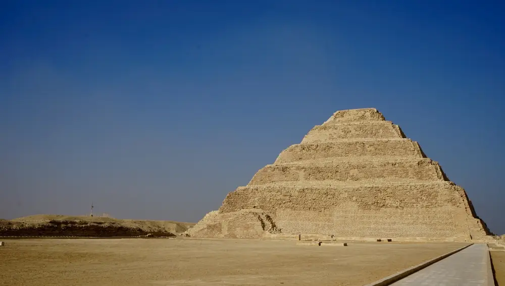 La pirámide escalonada de Saqqara es el edificio vivo más antiguo del mundo.