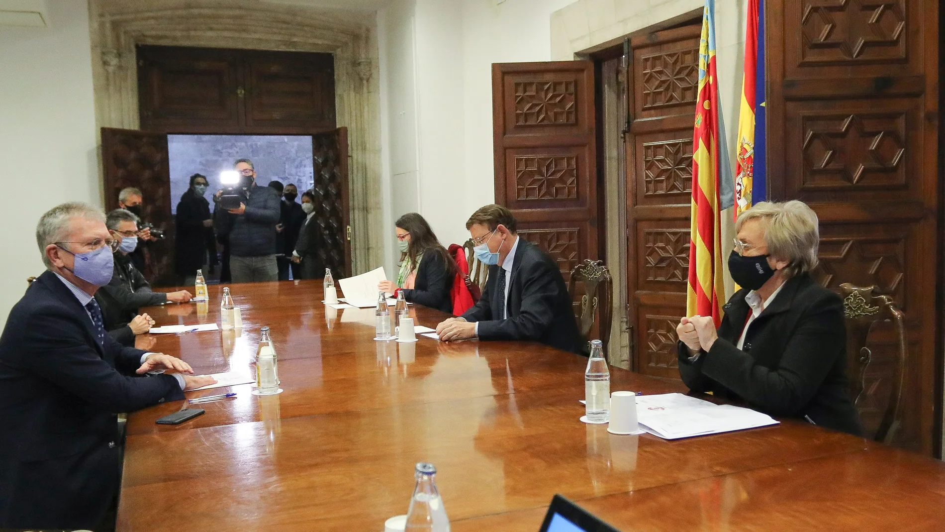 Imagen de la reunión de esta mañana entre el presidente de la Generalitat y el presidente de Global Omnium, Eugenio Calabuig, en la que estaban presentes Ana Barceló y Mónica Oltra, por primera vez