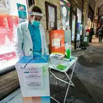 Un sanitaria realiza pruebas de PCR en una calle de Turín