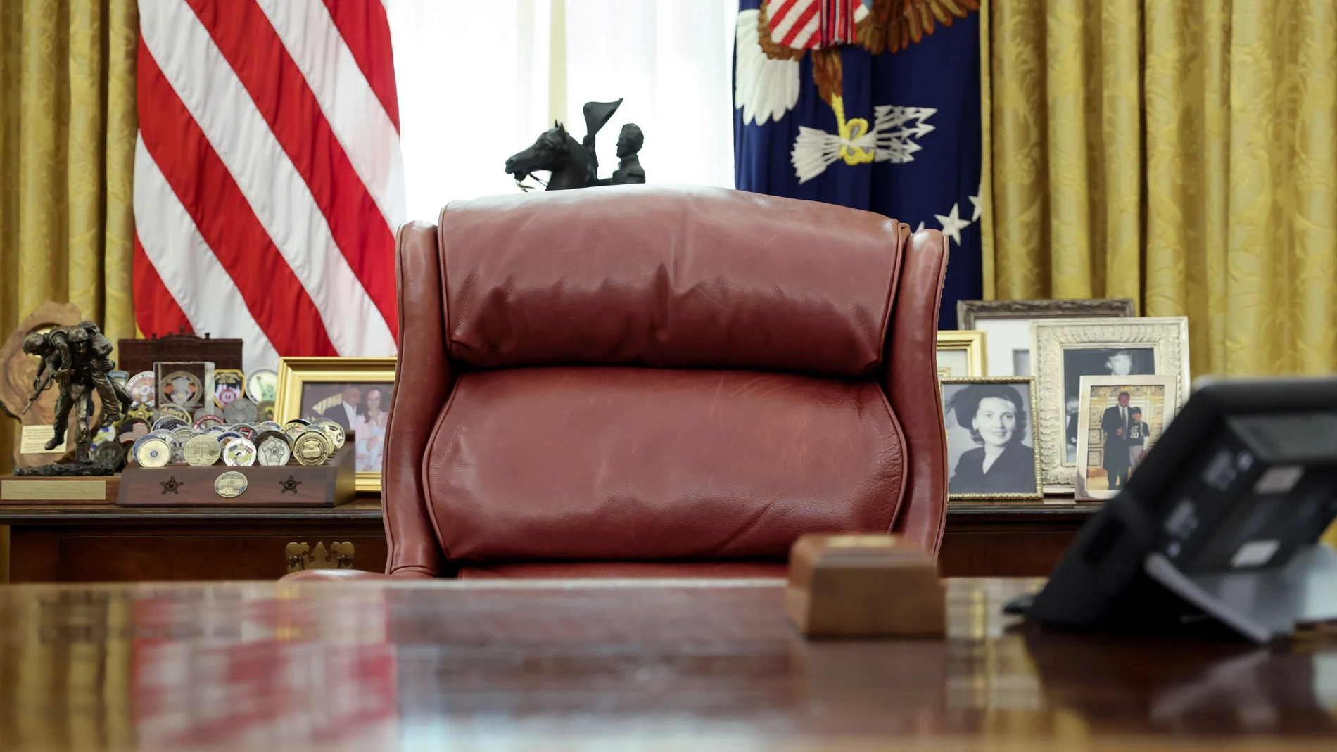 El sillón del presidente Donald Trump en el Despacho Oval vacío, mientras acude a una ceremonia