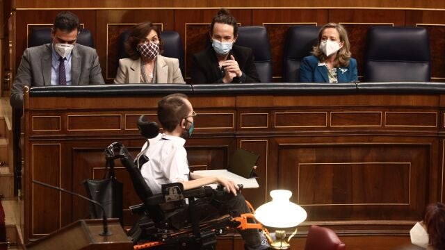 El portavoz parlamentario de Unidas Podemos, Pablo Echenique, pasa delante de Pedro Sánchez (1i), Carmen Calvo, Pablo Iglesias (2d) y Nadia Calviño (1d) en el Congreso