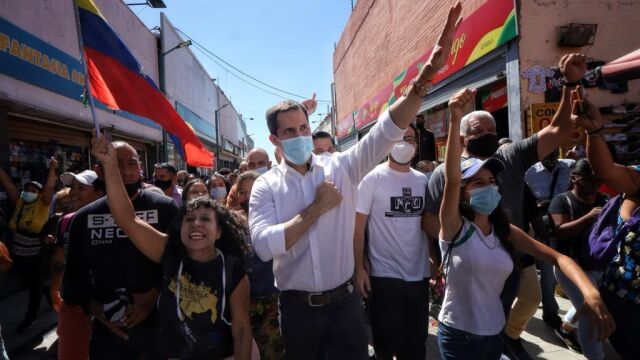 El presidente interino de Venezuela, Juan Guaidó, pide participar en la consulta del 12-D