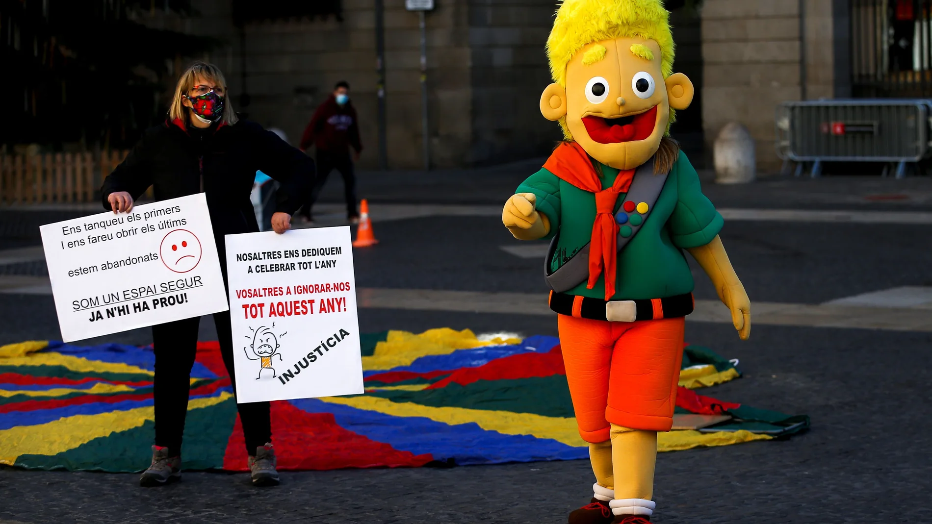 La Asociación de Empresarios de Parques Infantiles de Cataluña protestan en la Plaza de Sant Jaume de Barcelona por su situación laboral debido al cierre de sus negocios por las restricciones a causa de la pandemia, este jueves, cuando la velocidad de transmisión del coronavirus (Rt) en Cataluña ha vuelto a subir por tercer día consecutivo y se ha situado en 0,92, tres centésimas más que ayer, lo que obliga al Govern a frenar la desescalada y no poder avanzar al tramo dos de reapertura de actividades el próximo lunes. EFE/Quique García
