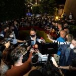 El presidente de Vox, Santiago Abascal, atiende a los medios de comunicación momentos antes de reunirse en Santa Cruz de Tenerife con empresarios canarios