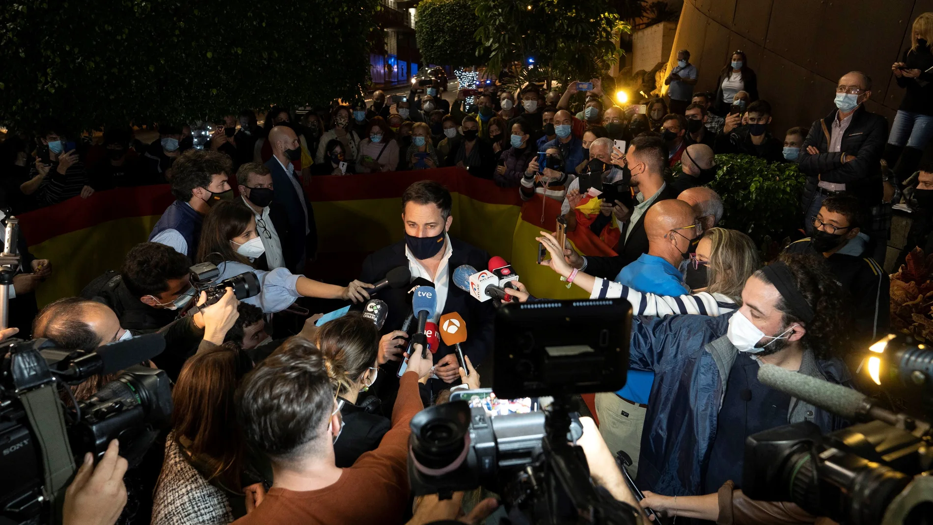 El presidente de Vox, Santiago Abascal, atiende a los medios de comunicación momentos antes de reunirse en Santa Cruz de Tenerife con empresarios canarios