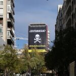 Un gran cartel de 500 metros cuadrados llama al debate en el Paseo de la Habana de Madrid