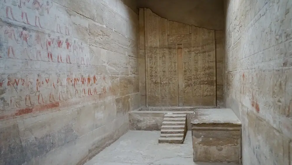 Puerta falsa y rota por los saqueadores en la Tumba de Mereruka, el visir del faraón Teti.
