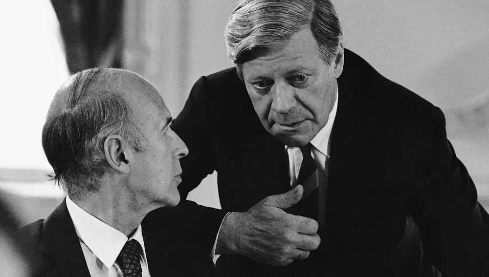 El presidente francés Veléry Giscard d'Estaing conversa con el canciller alemán, su gran amigo Helmut Schmidt, en junio de 1979