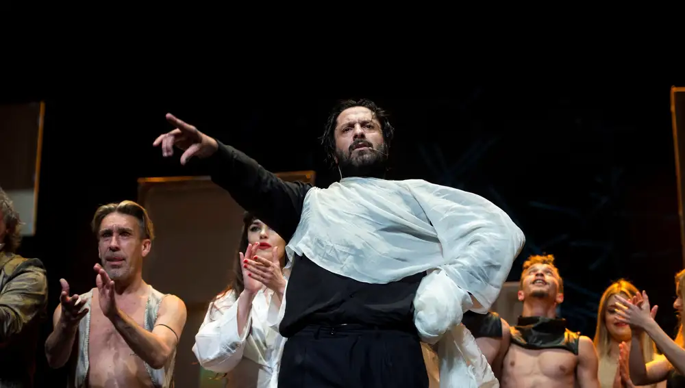 El bailarín Rafael Amargo actúa durante un pase gráfico para presentar el espectáculo &quot;Yerma&quot;, este viernes en el Teatro de La Latina, en Madrid.