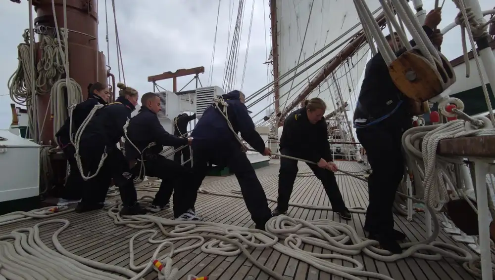 Varios marinos del &quot;Elcano&quot; realizar sus tareas rutinarias