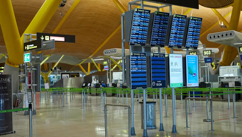 Paneles informativos en la terminal T4 del Aeropuerto Adolfo Suárez Madrid-Barajas durante el primer día de cierre perimetral por el puente de la Constitución en Madrid (España), a 4 de diciembre de 2020