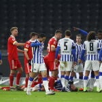 Los jugadors discuten con el árbitro, Felix Brych, después de la peligrosa entrada de Robert Andrich, del Union Berlín, a Lucas Tousart, del Hertha